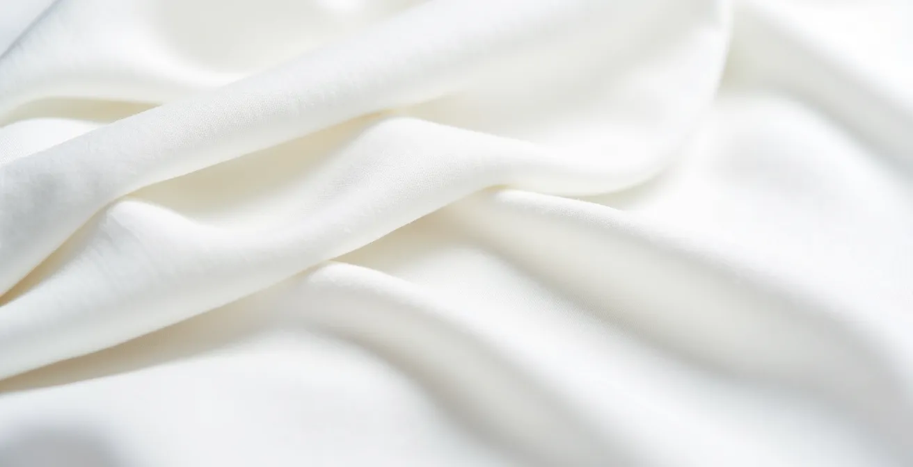 Hochwertige weiße Blusen in verschiedenen Schnitten für den deutschen Büroalltag