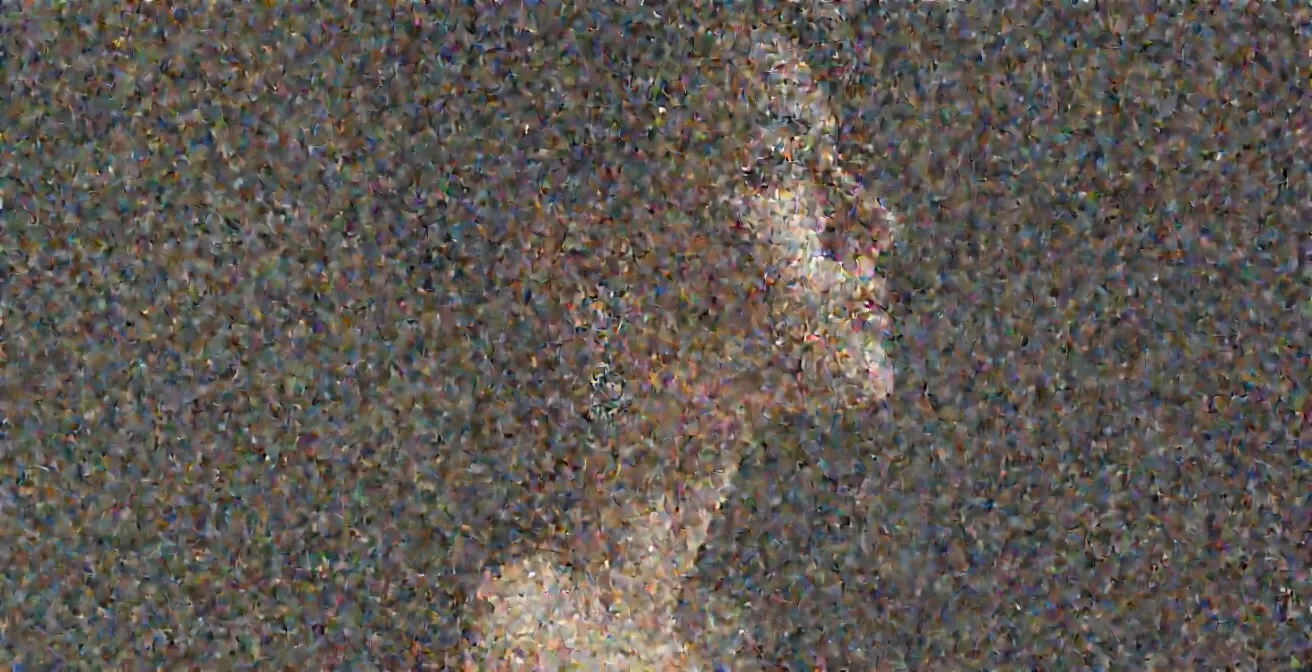 Elegantes Portrait einer Frau mit Pixie-Schnitt, die auffälligen, modernen Silberschmuck am Ohr trägt.